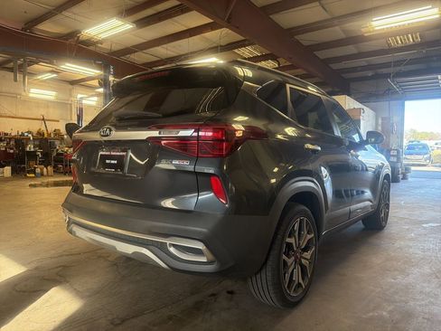 Used 2021 Kia Seltos SX w/ SX Sunroof Package image 3