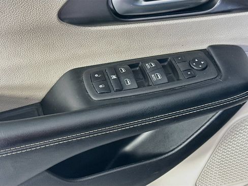 Used 2022 Chrysler Pacifica Touring-L FWD image 16