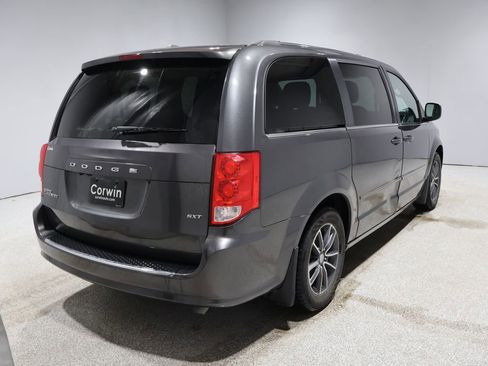 Used 2016 Dodge Grand Caravan SXT image 9