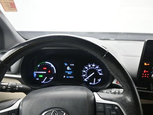 Used 2021 Toyota Sienna XLE image 15