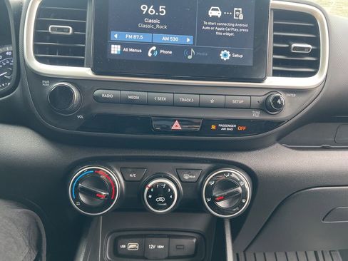 Used 2022 Hyundai Venue SE image 21