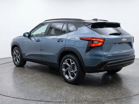 Used 2025 Chevrolet Trax LT FWD image 6