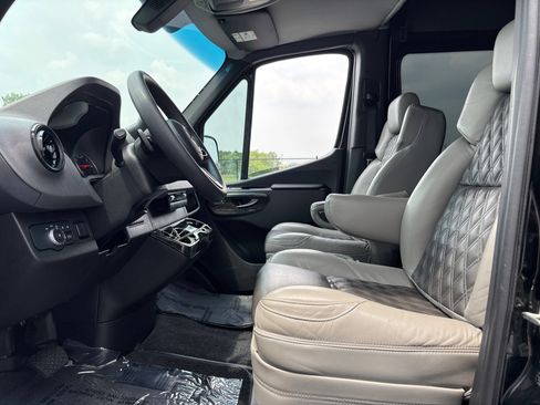 Used 2023 Mercedes-Benz Sprinter 2500 image 18