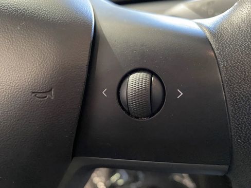 Used 2020 Tesla Model Y Long Range image 17