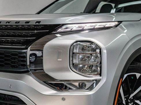 New 2025 Mitsubishi Outlander SE image 2
