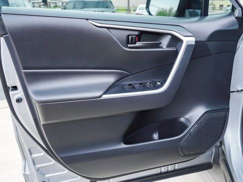 Used 2021 Toyota RAV4 LE image 20