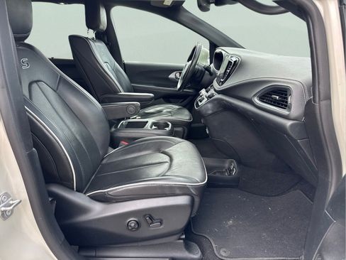 Used 2020 Chrysler Pacifica Limited FWD image 36