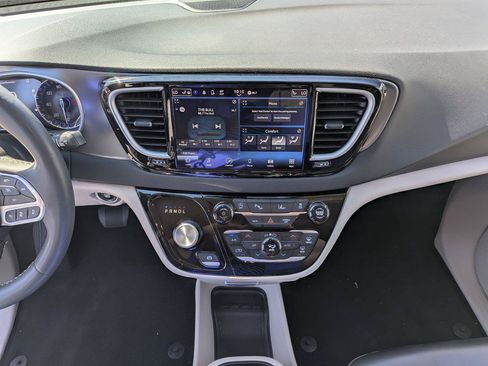 Used 2023 Chrysler Pacifica Touring-L FWD image 17
