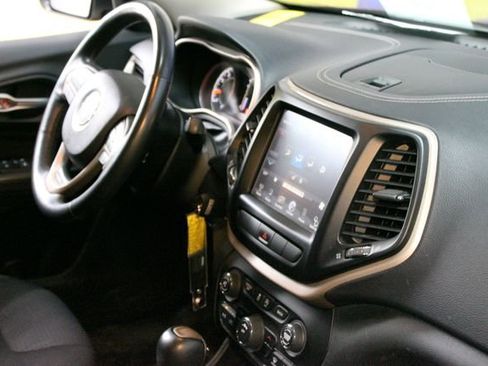Used 2015 Jeep Cherokee Latitude w/ Cold Weather Group AWD/4WD image 10