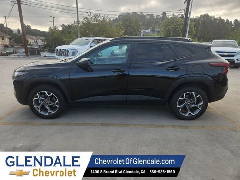 Used 2025 Chevrolet Trax LT FWD image 3