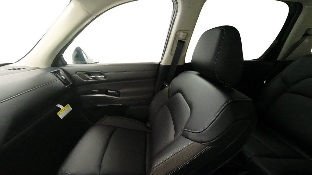 Certified 2024 Nissan Pathfinder SL w/ Black Appearance Package AWD/4WD image 33
