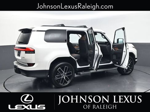 Used 2024 Lexus GX 550 w/ Accessory Package (Z1) AWD/4WD image 30