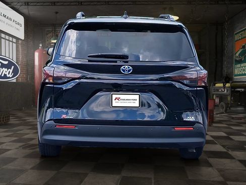 Used 2023 Toyota Sienna XLE FWD image 5