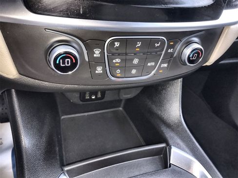 Used 2022 Chevrolet Traverse LS image 18