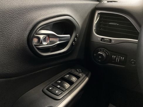 Certified 2019 Jeep Cherokee Limited image 24