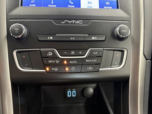 Used 2020 Ford Fusion SE image 13