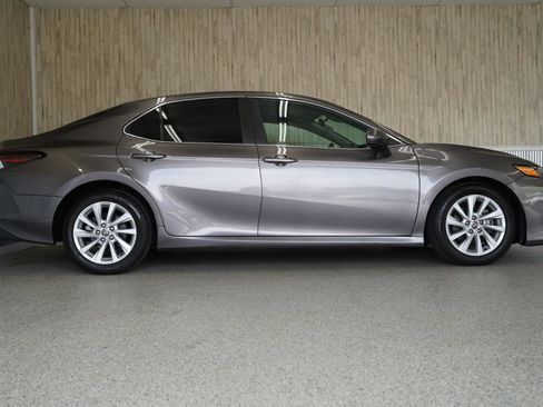 Used 2021 Toyota Camry LE image 6