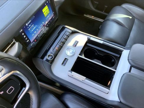 Used 2025 Lincoln Navigator Reserve image 16