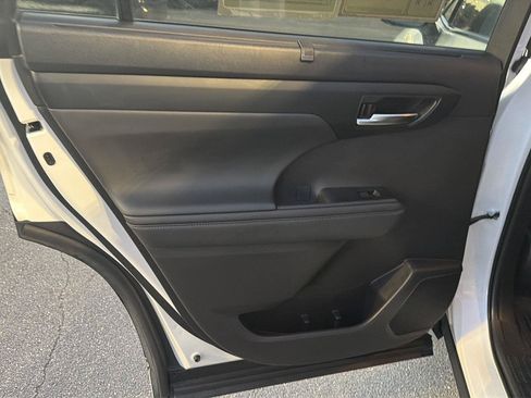 Used 2023 Toyota Highlander XLE FWD image 18