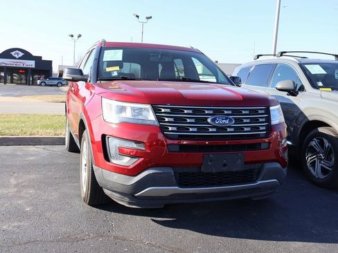 Used 2017 Ford Explorer XLT w/ Equipment Group 202A image 7