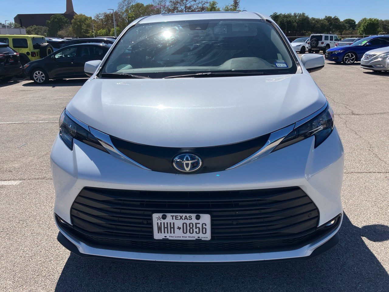 Used 2025 Toyota Sienna XLE FWD image 2