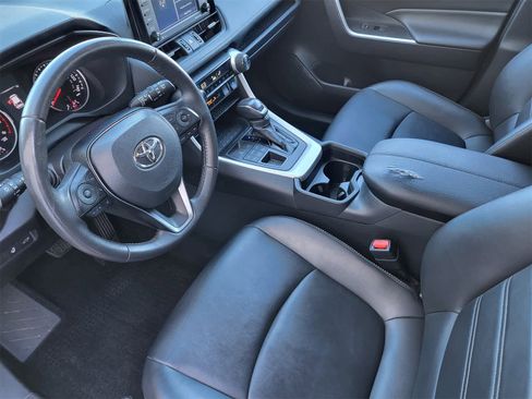 Used 2020 Toyota RAV4 XLE Premium image 12