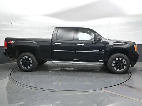 Used 2011 GMC Sierra 2500 Denali w/ Suspension Package, Off-Road AWD/4WD image 3