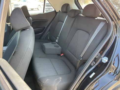 Certified 2025 Hyundai Venue SE image 19