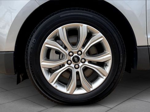 Used 2024 Ford Edge Titanium image 9