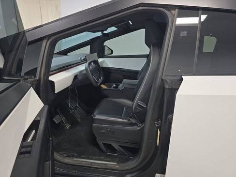 Used 2024 Tesla Cybertruck AWD Crew Cab image 4