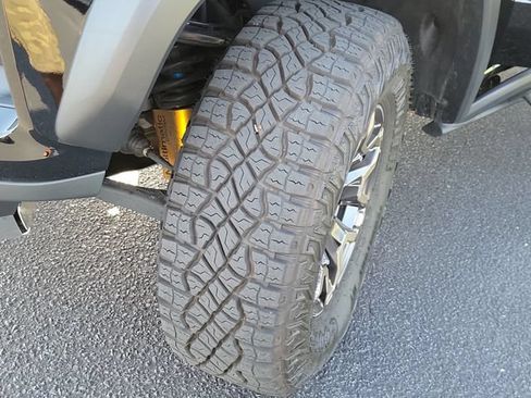 Used 2026 Chevrolet Colorado ZR2 w/ Technology Package AWD/4WD image 31