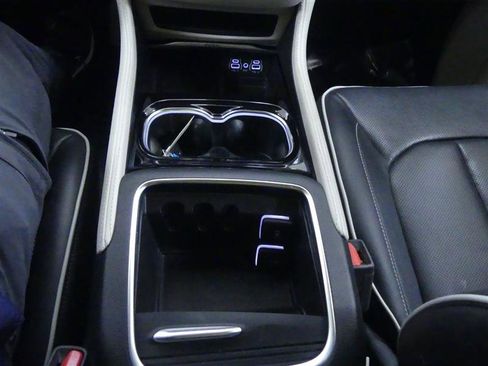 Used 2023 Chrysler Pacifica Limited image 19