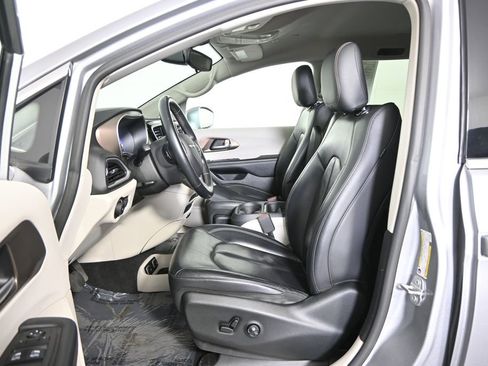 Used 2018 Chrysler Pacifica Touring-L image 22