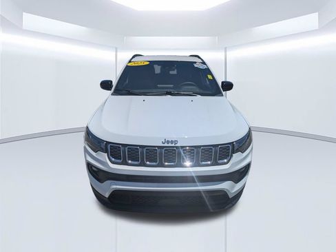 Used 2025 Jeep Compass Latitude AWD/4WD image 3