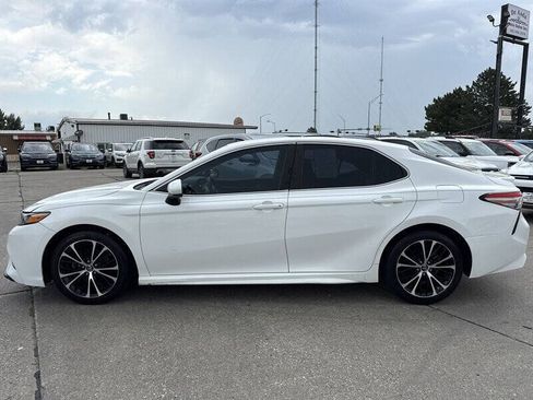 Used 2018 Toyota Camry SE FWD image 3