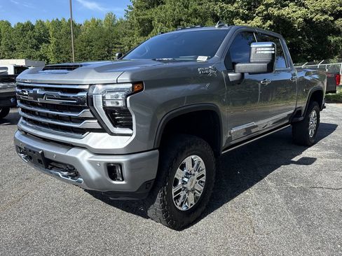 Used 2024 Chevrolet Silverado 2500 High Country w/ High Country Premium Package AWD/4WD image 3