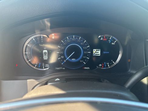 Used 2018 Cadillac Escalade 2WD image 13