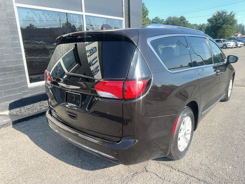 Used 2019 Chrysler Pacifica Touring-L FWD image 5