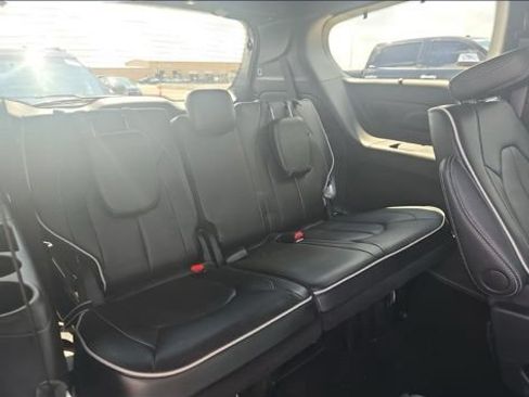 Used 2024 Chrysler Pacifica Limited w/ S Appearance Package FWD image 16