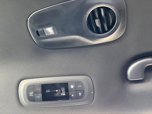 Used 2018 Chrysler Pacifica Touring-L w/ Premium Audio Group image 35