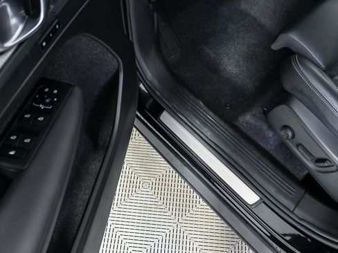 Certified 2025 Volvo XC40 B5 Plus image 9