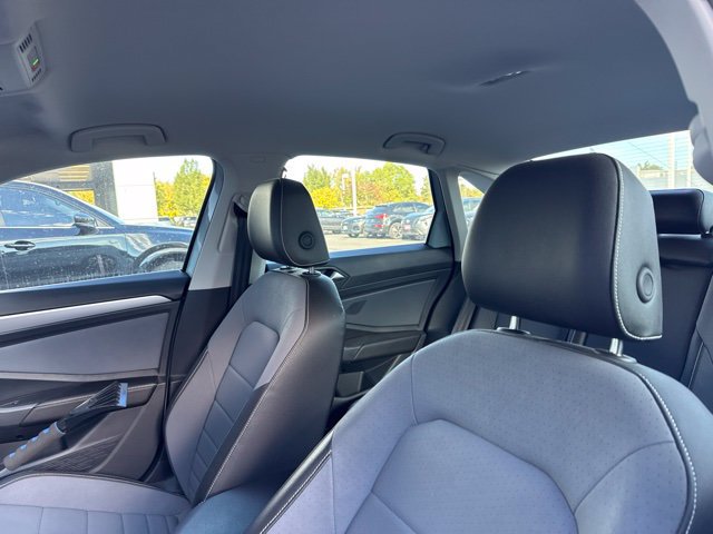 Used 2025 Volkswagen Jetta SE FWD image 11