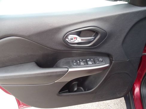 Used 2019 Jeep Cherokee 4WD Latitude image 12
