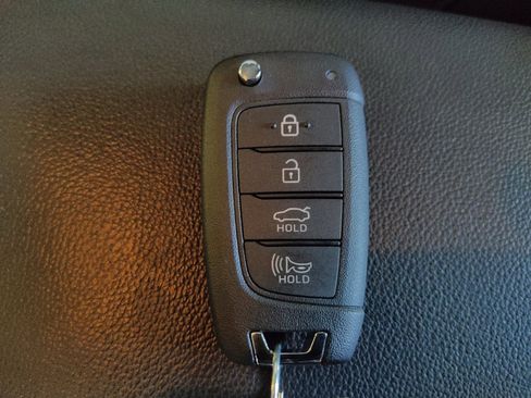 Used 2025 Hyundai Elantra SE FWD image 32