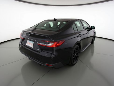 Used 2025 Toyota Camry SE image 9