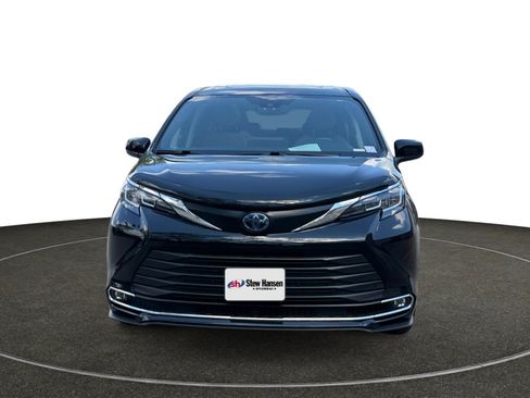 Used 2023 Toyota Sienna XLE AWD/4WD image 10