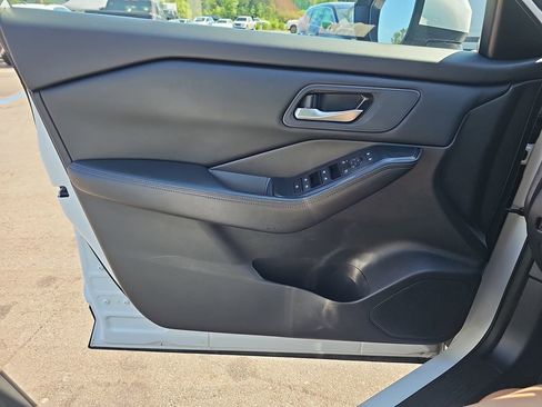 Used 2024 Nissan Rogue SV FWD image 31
