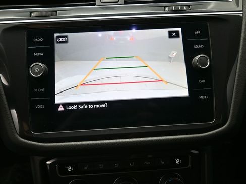 Used 2021 Volkswagen Tiguan SE FWD image 32