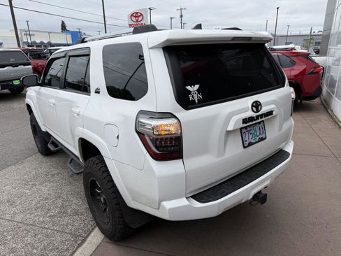 Used 2018 Toyota 4Runner SR5 AWD/4WD image 4