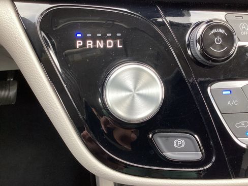 Used 2023 Chrysler Pacifica Touring-L image 26